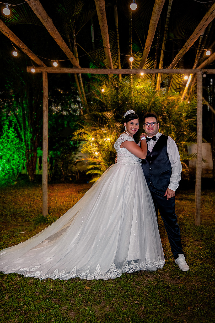 Casal durante festa de casamento